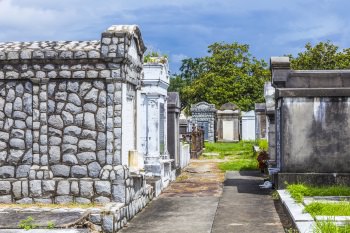 mausoleum vs traditional burial